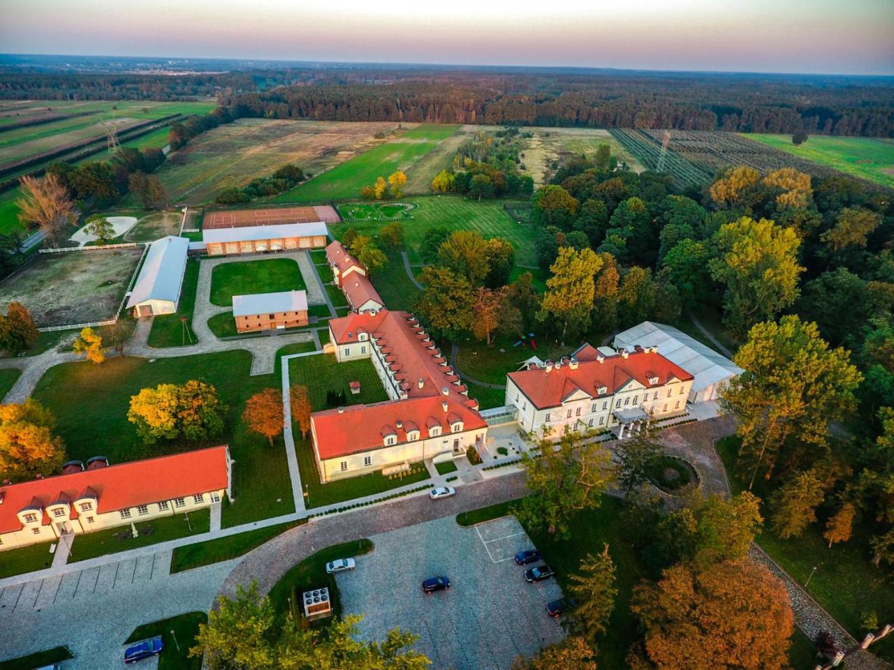Hotel Sobienie Krolewskie Sobienie Szlacheckie Exterior foto